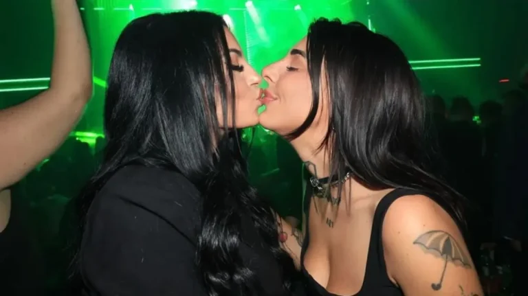 Το φιλί στο στόμα που αντάλλαξε η Δήμητρα Αλεξανδράκη με τη Super Κική