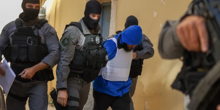 Φονικό στην Κρήτη: Με αλεξίσφαιρο στον εισαγγελέα ο 23χρονος