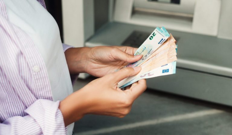 Πληρωμές ΕΦΚΑ – ΔΥΠΑ: Ποιοι θα δουν χρήματα στους λογαριασμούς τους