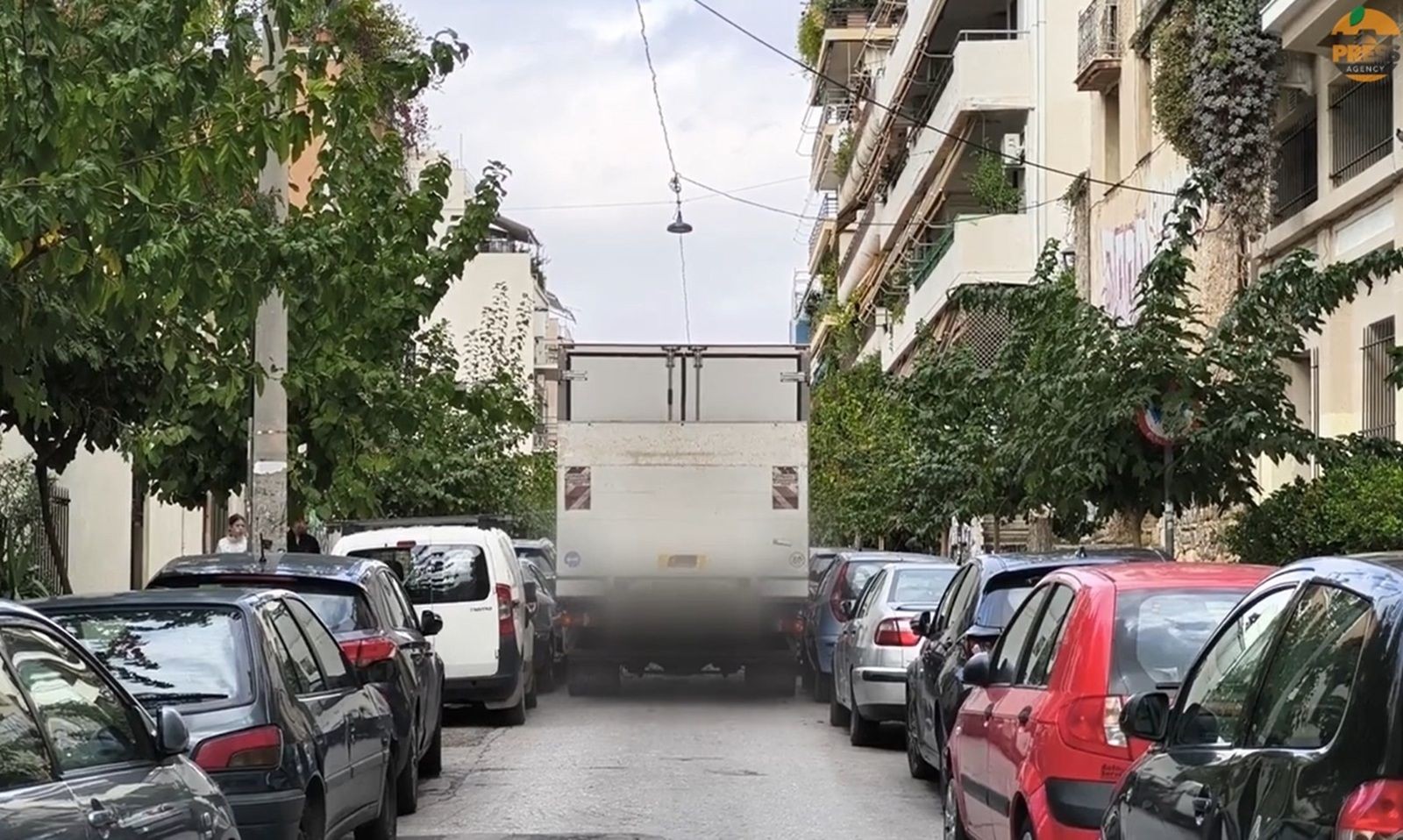 Εξάρχεια: Φορτηγό έχει «κολλήσει» στην Καλλιδρομίου και προκάλεσε φθορές σε εννέα οχήματα