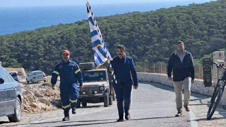 Χωρίς μαθητές η παρέλαση στη Γαύδο – Οι κάτοικοι κράτησαν τη σημαία