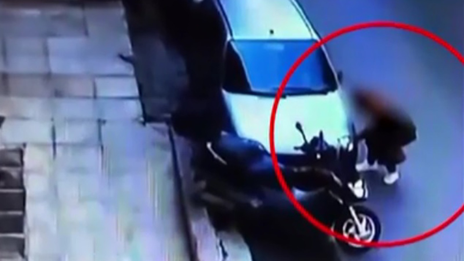 Παγκράτι: Αναζητείται γυναίκα που σκάει λάστιχα αυτοκινήτων