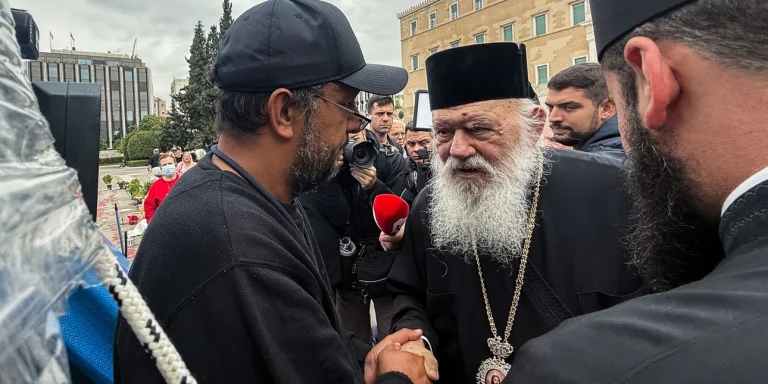 Ο Αρχιεπίσκοπος Ιερώνυμος επισκέφτηκε τον Πάνο Ρούτσι στο Σύνταγμα