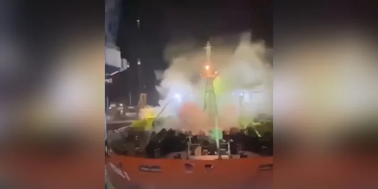 Τραγωδία στην Ινδονησία: Δεξαμενόπλοιο έπιασε φωτιά κατά την επισκευή του