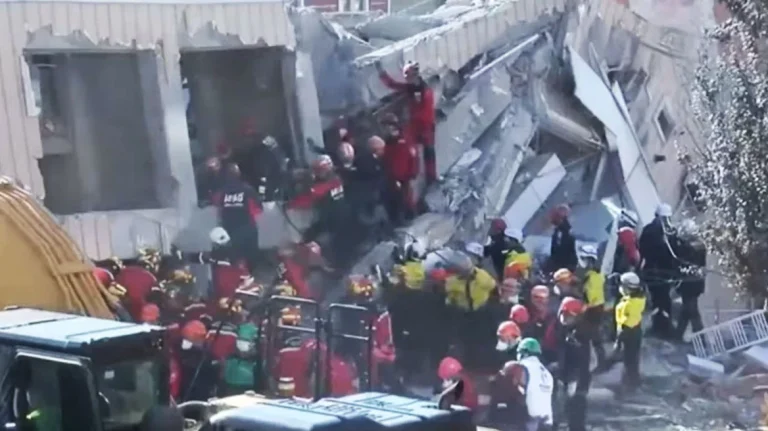 Κατάρρευση κτηρίου στην Κωνσταντινούπολη: Νεκρό 12χρονο αγόρι που είχε εγκλωβιστεί στα ερείπια