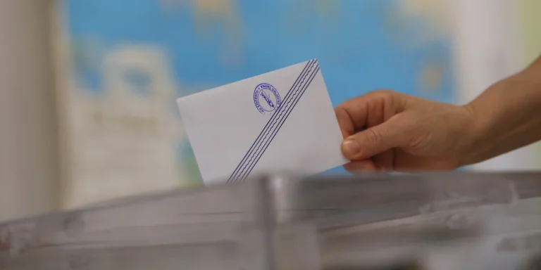 Metron Analysis: Στο 28,7% η ΝΔ – Τι λένε οι πολίτες για τα κόμματα Τσίπρα και Σαμαρά