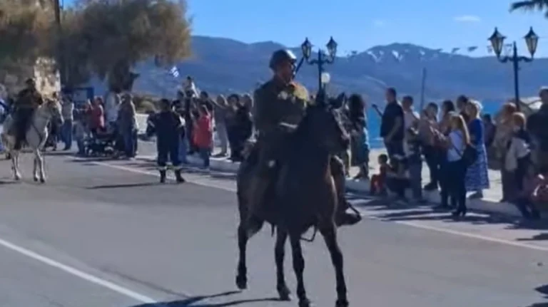 Εντυπωσιακές εικόνες στην Κάρυστο με την παρέλαση των έφιππων – Δείτε βίντεο