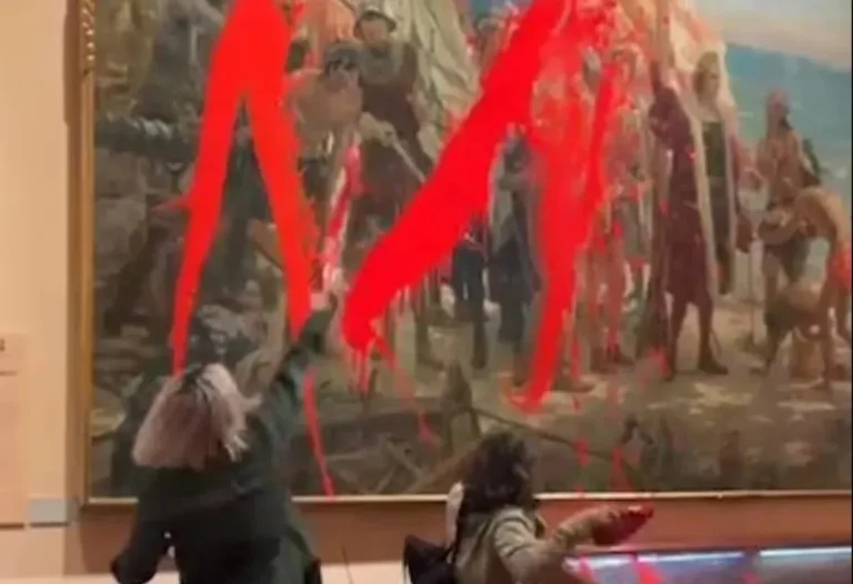 Ισπανία: Ακτιβίστριες πέταξαν κόκκινη μπογιά σε πίνακα του Χριστόφορου Κολόμβου