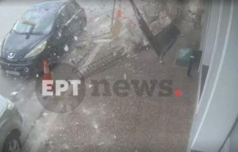 Βίντεο – ντοκουμέντο από τη στιγμή που καταρρέει το μπαλκόνι σε κεντρικό δρόμο στο Λαύριο