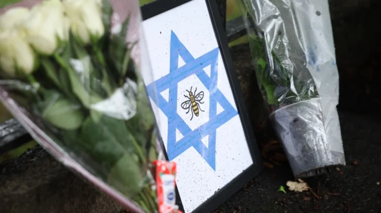 Το Λονδίνο δεσμεύεται να πατάξει τον αντισημιτισμό μετά την επίθεση στο Μάντσεστερ