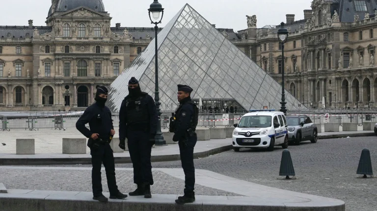 «Κλοπή του αιώνα» στο Λούβρο: Αναλαμβάνει η ομάδα που εξιχνίασε τη ληστεία σε βάρος της Κιμ Καρντάσιαν