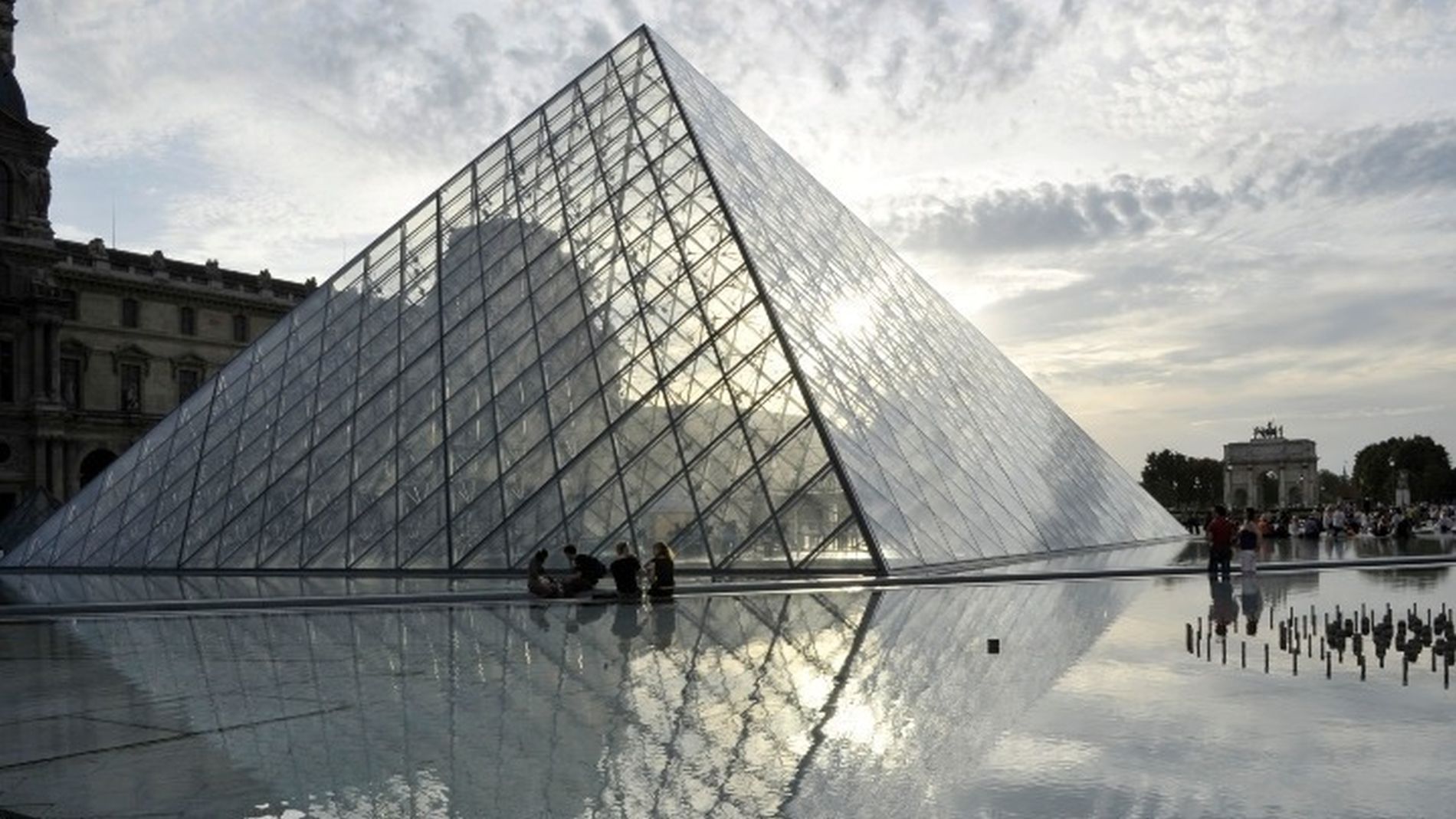 Μουσείο του Λούβρου: Σχεδόν 90 εκατομμύρια ευρώ η αξία των κλοπιμαίων 
