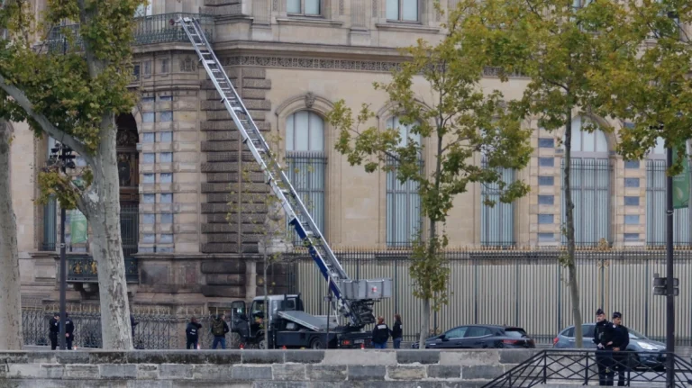 Λούβρο: «Τους είδα να κόβουν το τζάμι» – Τι αποκαλύπτει φύλακας του μουσείου