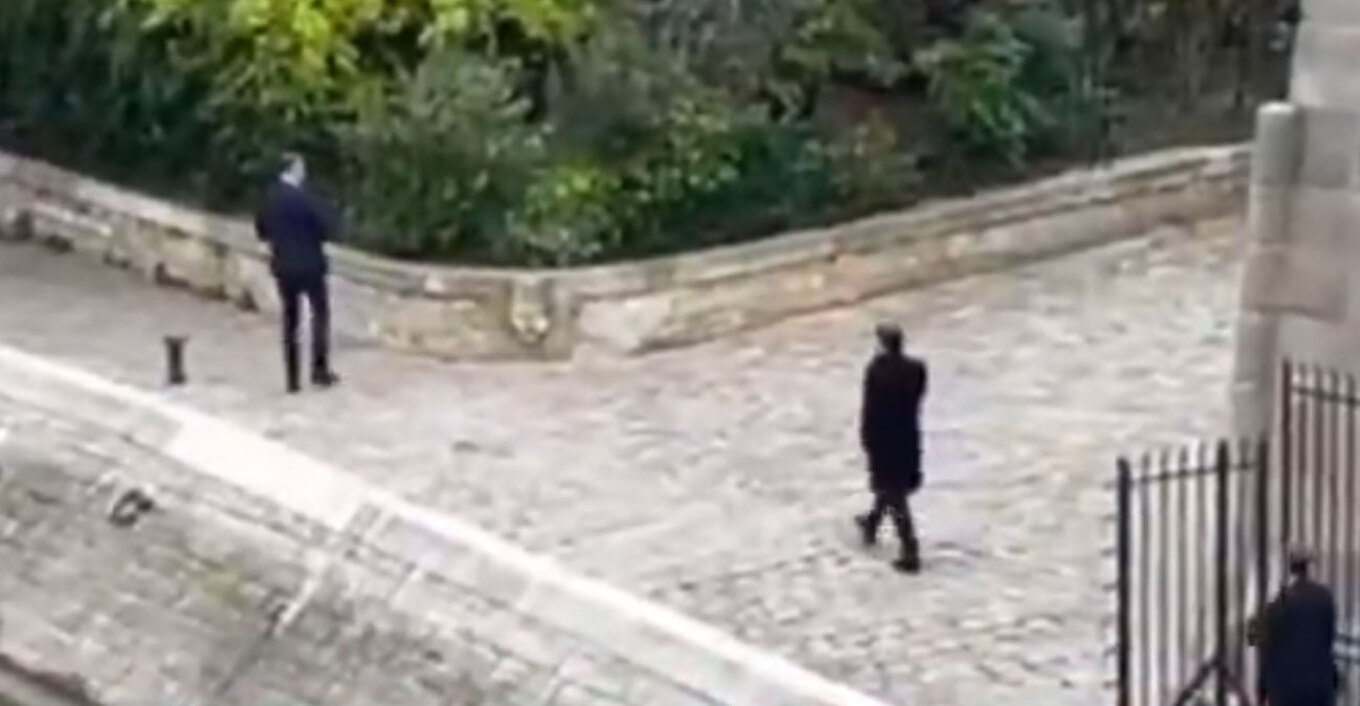 Ο Μακρόν εμφανώς αναστατωμένος περπατάει μόνος του κατά μήκος του Σηκουάνα μετά την παραίτηση Λεκορνί