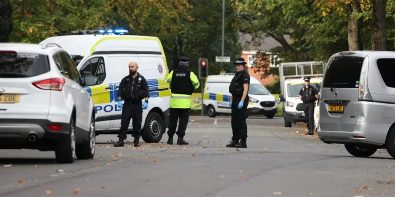 Συναγερμός στο Μάντσεστερ: Άνδρας έπεσε με αμάξι σε πεζούς έξω από συναγωγή – Είχε μαχαίρι