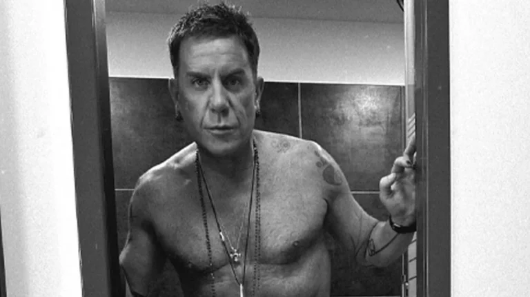 Γιώργος Μαζωνάκης: Ποζάρει ημίγυμνος στο μπάνιο του