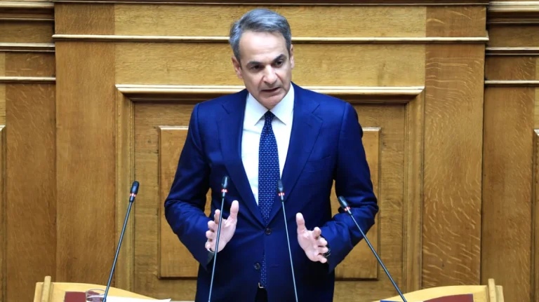 Μητσοτάκης: Η Ελλάδα στέκεται πλέον όρθια και περήφανη – Θα συνιστούσα αυτοσυγκράτηση στους ψευτοπατριώτες