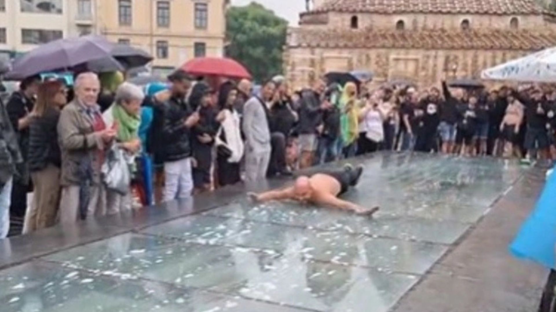 Οπαδός της Γκόου Αχέντ Ιγκλς έκανε… τσουλήθρα στο Mοναστηράκι εν μέσω βροχής