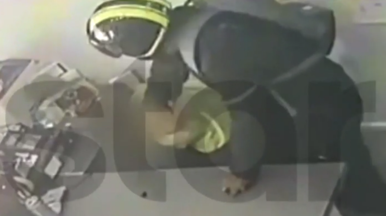 Σοκ στο Νέο Ηράκλειο: Πατέρας εισέβαλε σε κατάστημα και ξυλοκόπησε την κόρη του