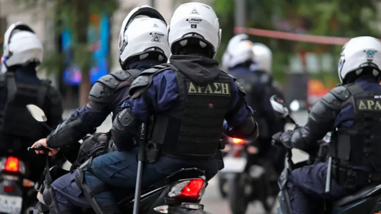 Άγρια επίθεση στη Γλυφάδα: Άστεγος χτύπησε με πέτρα 70χρονη – Στη ΜΕΘ η γυναίκα