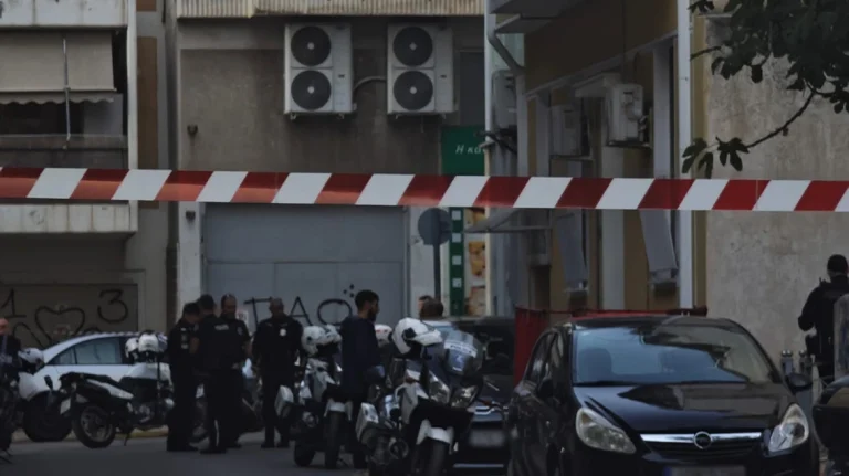 Θρίλερ στον Αγιο Παντελεήμονα: Ενας νεκρός και ένας τραυματίας εντοπίστηκαν σε διαμέρισμα