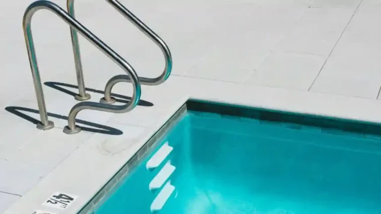 Εγκεφαλικά νεκρό το 3χρονο κοριτσάκι που εντοπίστηκε στον πάτο πισίνας στη Ρόδο 