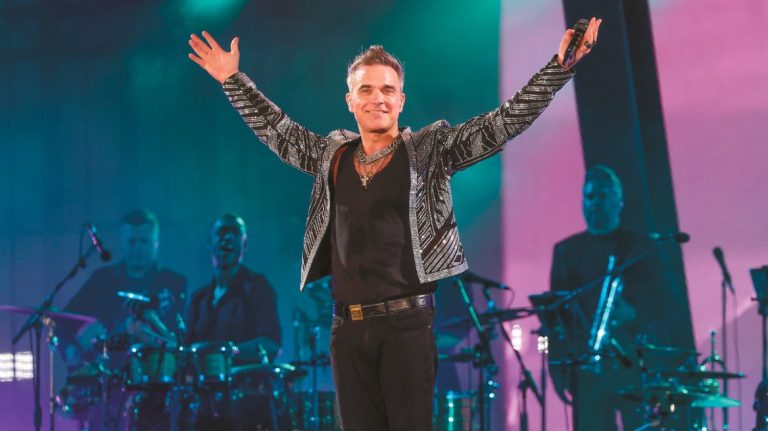 Ο Robbie Williams «μάγεψε» την Αθήνα με το εντυπωσιακό show του