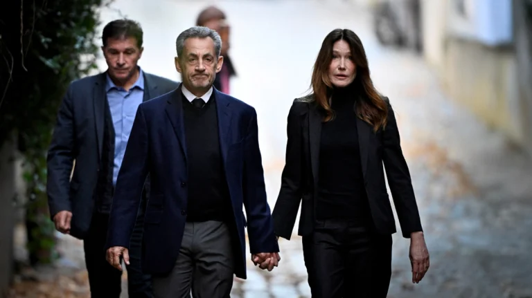 Σαρκοζί: Μέσα σε χειροκροτήματα πήρε τον δρόμο για τη φυλακή – Δείτε βίντεο
