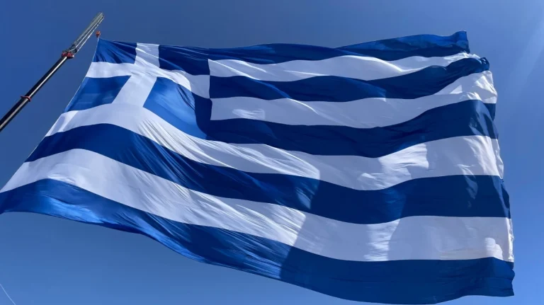 Υψώθηκε η γιγάντια σημαία των 1.440 τ.μ. στο Ηράκλειο – Δείτε βίντεο