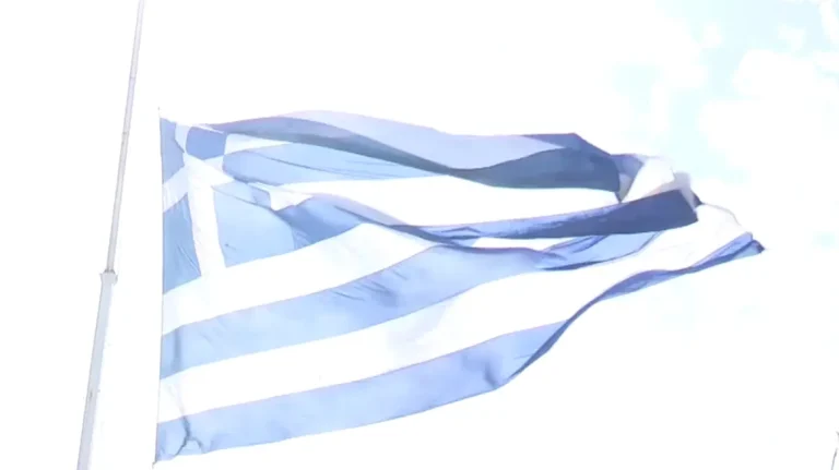 Υψώθηκε και φέτος τεράστια ελληνική σημαία στο λιμάνι της Χίου για την 28η Οκτωβρίου (βίντεο)