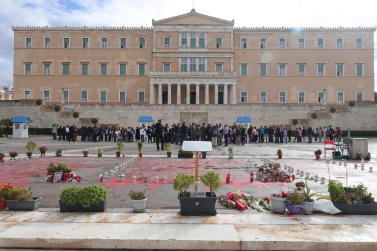 ΣΥΡΙΖΑ: Καλεί σε συγκέντρωση κατά της τροπολογίας για τον Άγνωστο Στρατιώτη έξω από τη Βουλή το απόγευμα