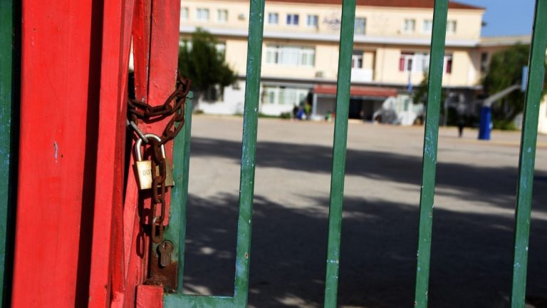 Άγρια συμπλοκή μαθητών με σκουπόξυλα και τούβλα στο Περιστέρι – Τρεις καθηγητές τραυματίες