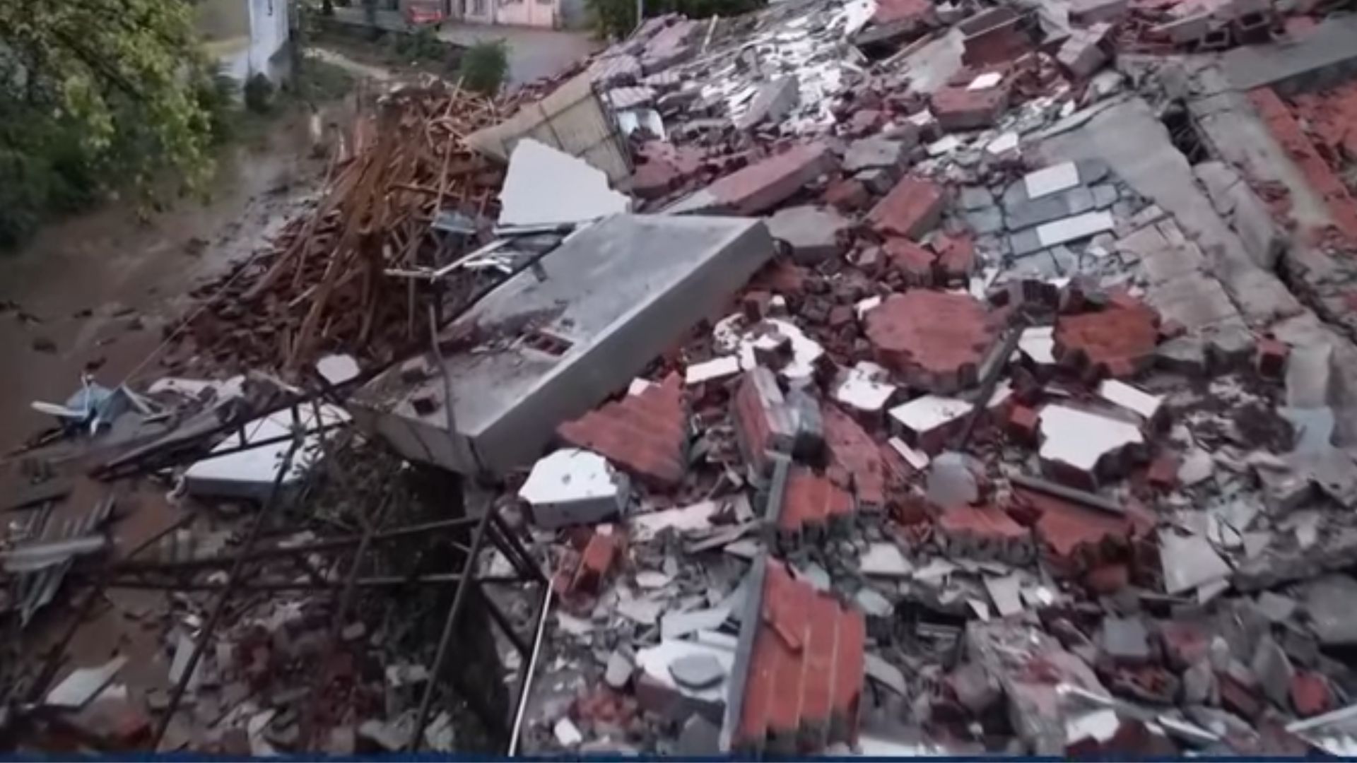 Τραγωδία στην Κωνσταντινούπολη: Δύο παιδιά ανασύρθηκαν νεκρά από τα συντρίμμια του κτιρίου που κατέρρευσε