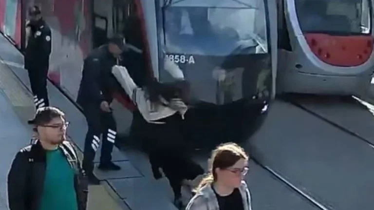 Σοκαριστικό βίντεο: Φύλακας σώζει κοπέλα λίγο πριν την χτυπήσει το τραμ στην Τουρκία 