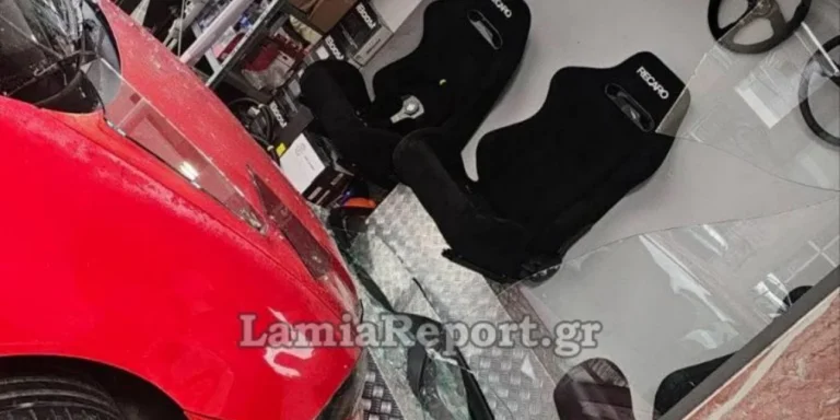 Σοκ στη Λαμία: IX έχασε τον έλεγχο και έπεσε πάνω στην πρόσοψη καταστήματος