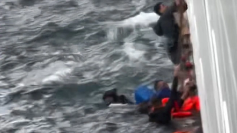 Επιβάτες κρουαζιερόπλοιου έσωσαν μετανάστες στη Μεσόγειο – Δείτε βίντεο