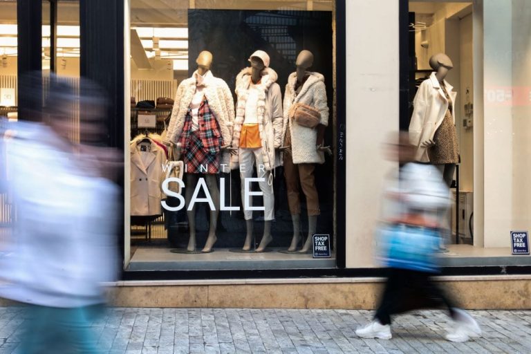 Εορταστικό ωράριο: Ποιες Κυριακές θα είναι ανοιχτά τα καταστήματα