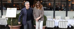 Σαρκοζί: Πρώτη έξοδος για φαγητό με την Κάρλα Μπρόυνι μετά την αποφυλάκισή του