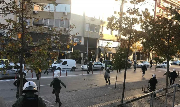 Δίκη για τη δολοφονία Καμπανού: Επεισόδια μεταξύ οπαδών έξω από τα δικαστήρια Θεσσαλονίκης
