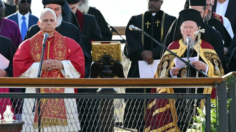 Ιστορική συνάντηση Βαρθολομαίου και Πάπα: Είπαν μαζί το «Πιστεύω» – Έκαναν κάλεσμα ενότητας