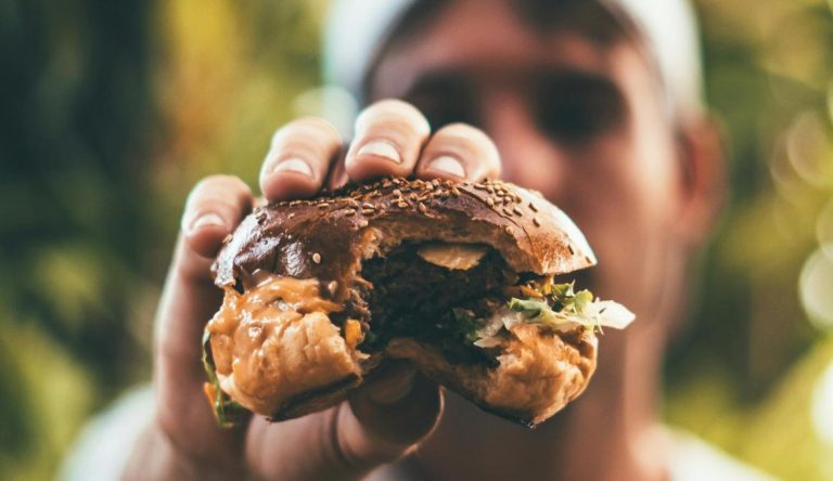 22χρονος διασωληνώθηκε στο «Γ.Γεννηματάς» γιατί έφαγε αμάσητο μπέργκερ για ένα challenge