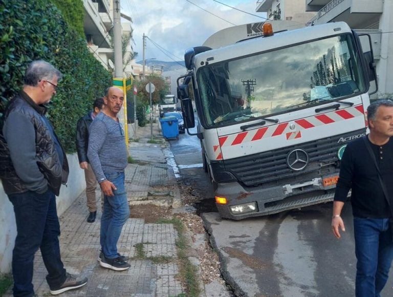 Δ. Αγίου Δημητρίου: Υποχώρησε το οδόστρωμα και εγκλωβίστηκε απορριμματοφόρο