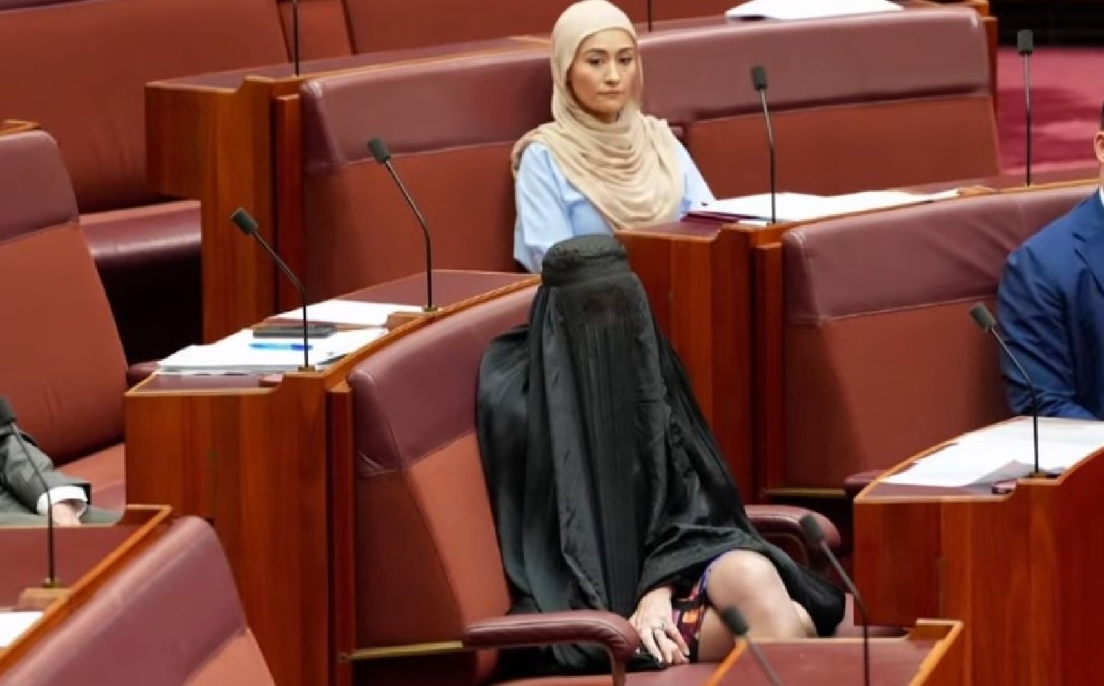 Χαμός στο Κοινοβούλιο της Αυστραλίας: Ακροδεξιά γερουσιαστής εμφανίστηκε με μπούρκα