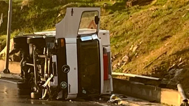 Φρικτό τροχαίο στο Κερατσίνι: Νεκρή η μητέρα του οδηγού φορτηγού που ανετράπη