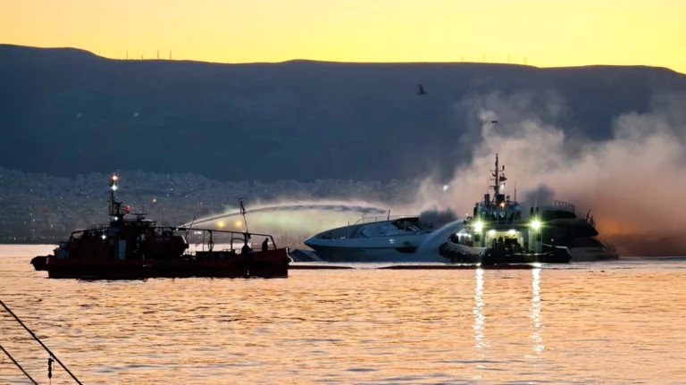 Φωτιά σε τέσσερα σκάφη στη Μαρίνα Ζέας –  Βυθίστηκαν τα τρία