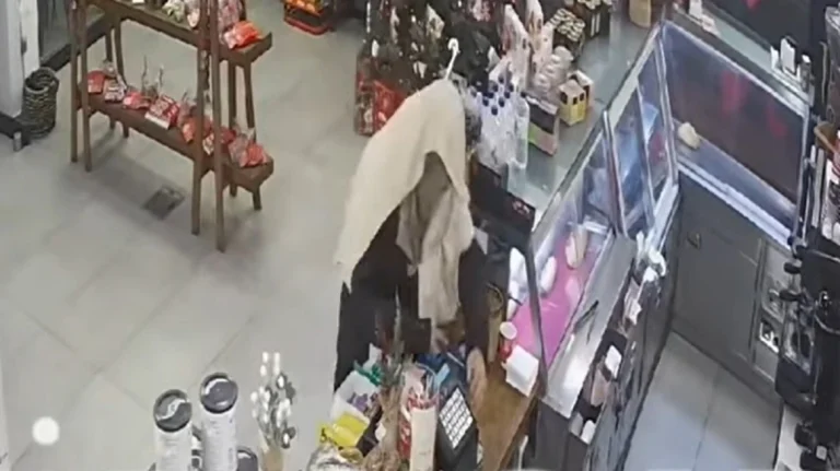 Βίντεο: Αδέξιος ληστής με κατσαβίδι και… κουβέρτα στο κεφάλι κάνει ληστεία σε καφέ της Ηλείας