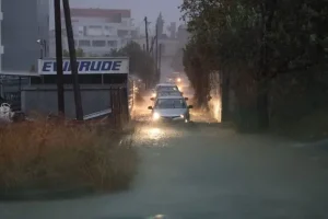 Άνοιξαν οι ουρανοί στην Κρήτη: “Ποτάμια” οι δρόμοι σε Ηράκλειο και Χανιά