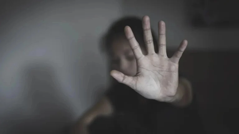 Σοκ στο Μενίδι: Δίωξη για κακούργημα στη μητέρα της 14χρονης