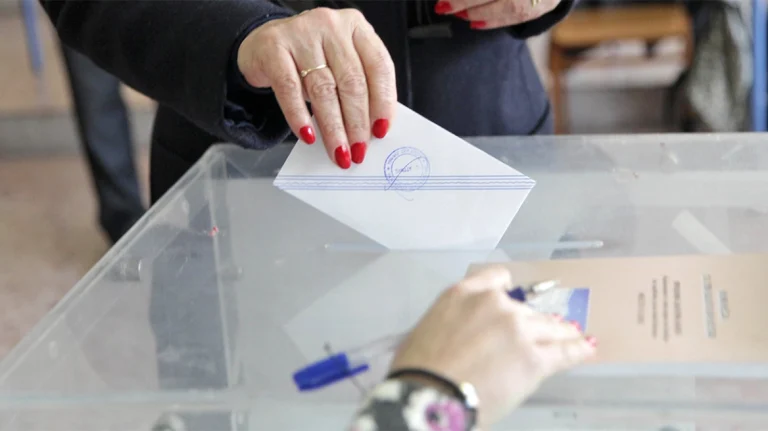 Δημοσκόπηση RealPolls: Πάνω από το 30% στην εκτίμηση η ΝΔ – Πτώση για την Πλεύση Ελευθερίας