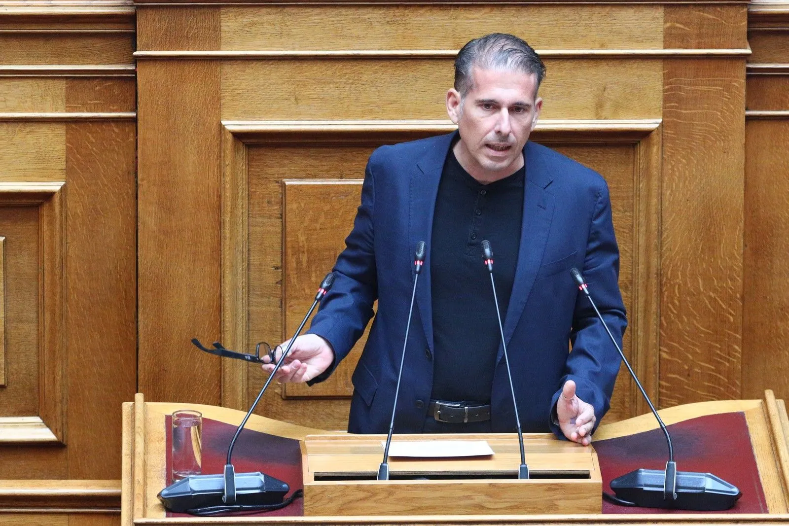 Παραιτήθηκε από βουλευτής ο Διαμαντής Καραναστάσης της Πλεύσης: «Επιστρέφω στον πολιτισμό»